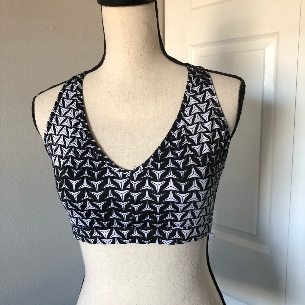 VICTORIA SPORT geometric triangular print and a distinctive strappy racerback| M